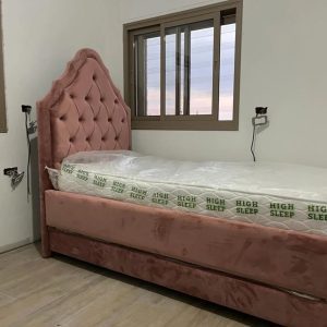 מיטה זוגית מרופדת דגם רוז מיטה זוגית מרופדת דגם רוז